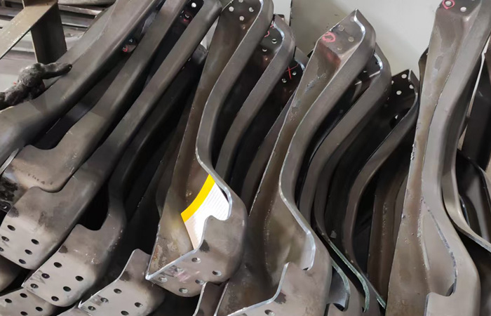 8mm碳鋼商用車(chē)后車(chē)橋殼體機(jī)器人三維激光切孔修邊