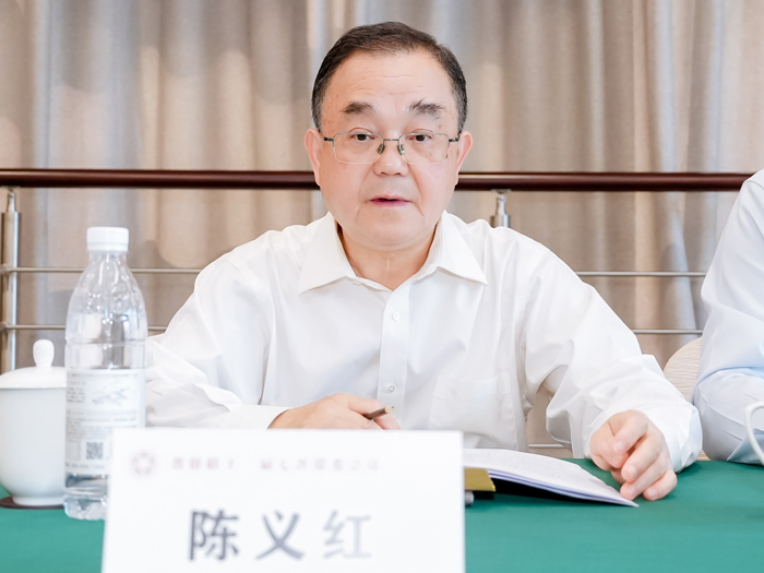 武漢鴻鐳激光董事長(zhǎng)，省僑聯(lián)副主席陳義紅