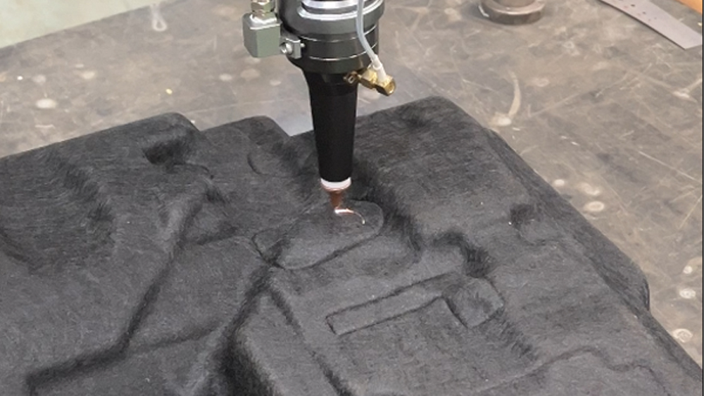 汽車發(fā)動機(jī)隔音罩機(jī)器人激光切割